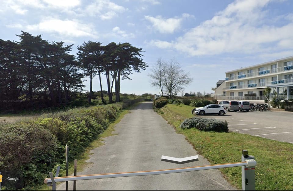 Neighbourhood, Natural landscape, Garden, Location, Parking