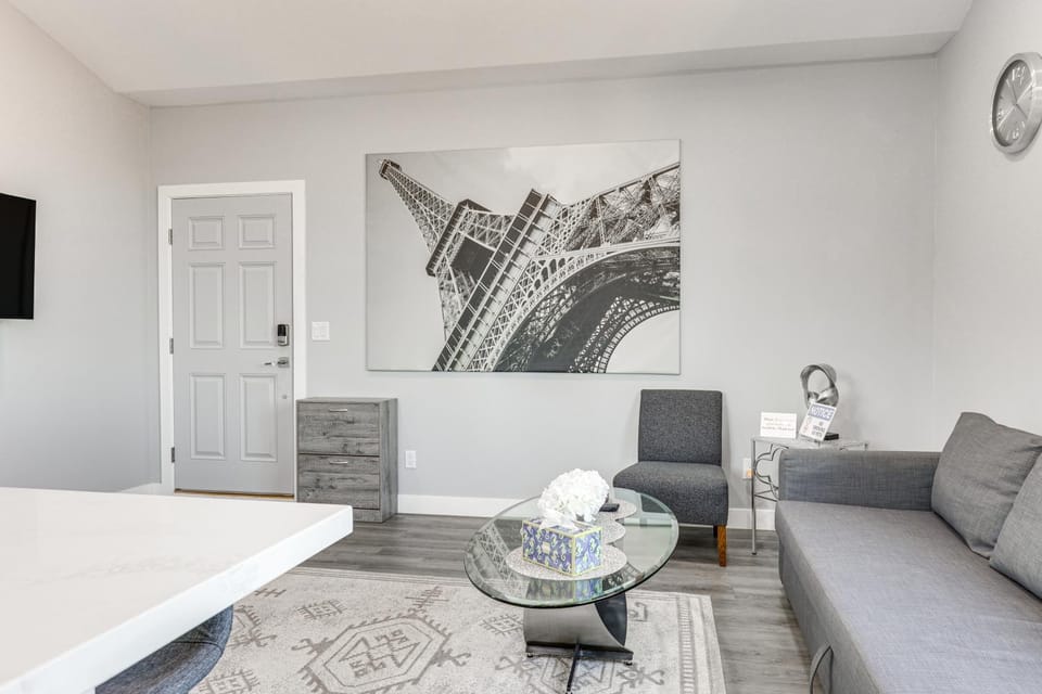 2 Mi to Downtown Escondido Apt with Balconies Apartment in San Marcos