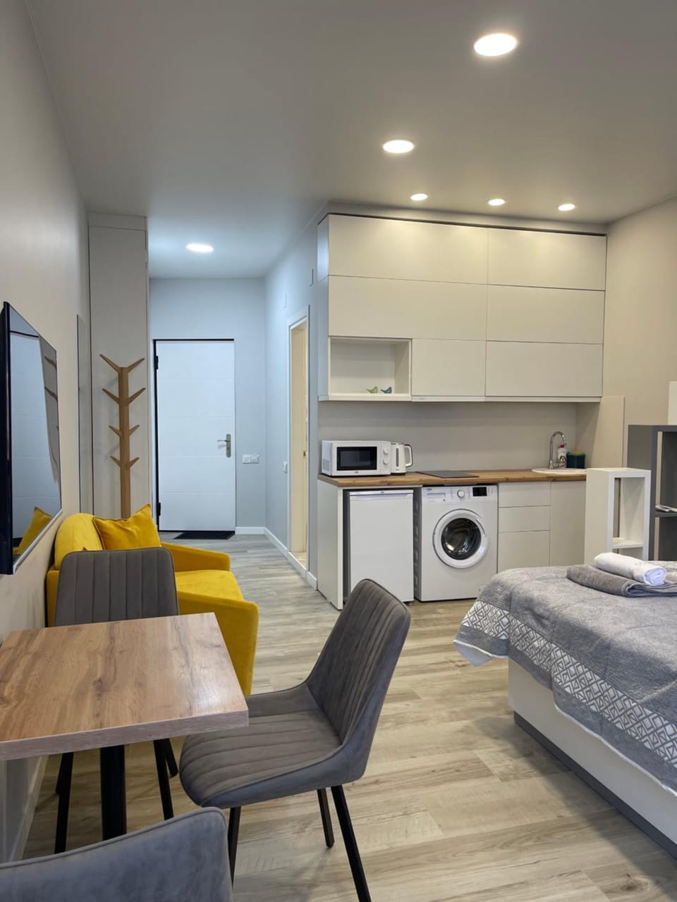 Bed, Photo of the whole room, Seating area, Dining area, washing machine