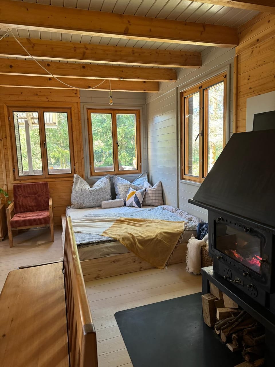 Bed, Living room, Photo of the whole room, Seating area, Bedroom, Garden view, Area and facilities, Family, fireplace