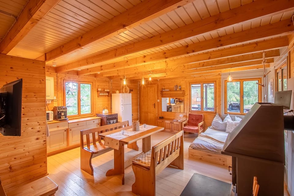 Communal lounge/ TV room, Bed, Kitchen or kitchenette, Living room, Seating area, Dining area, fireplace