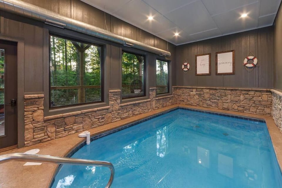 Beary Luxe - Brand New Arcade Pool Spa Retreat House in Sevier County