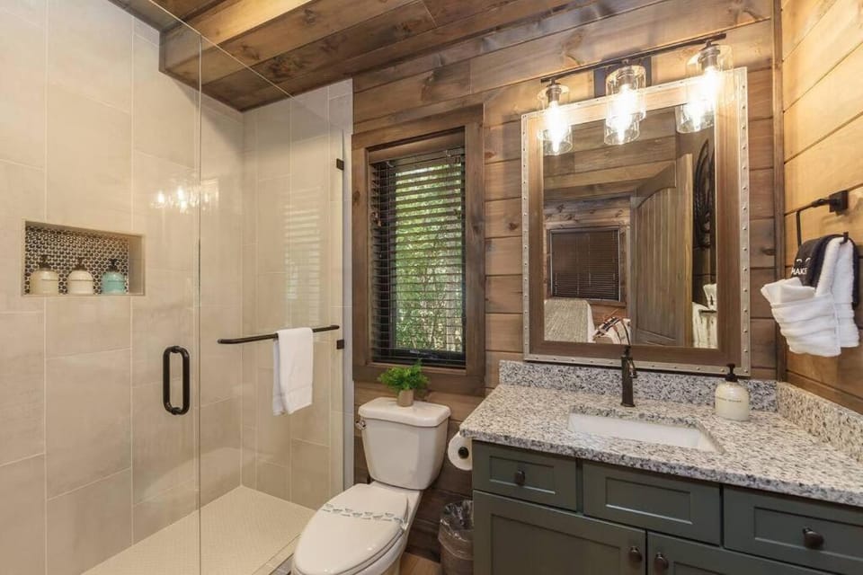 Beary Luxe - Brand New Arcade Pool Spa Retreat House in Sevier County