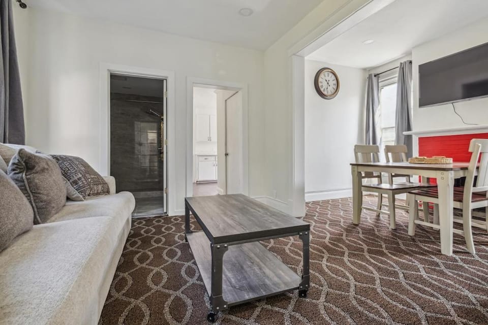 Comfortable 4BR 2BA in the Falls House in Niagara Falls