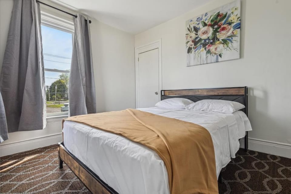Comfortable 4BR 2BA in the Falls House in Niagara Falls