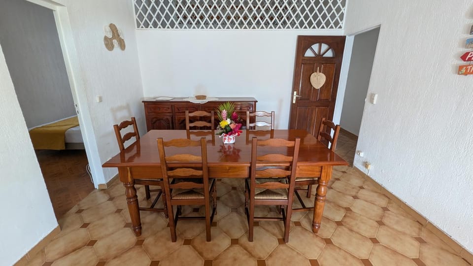 TV and multimedia, Living room, Seating area, Dining area, air conditioner