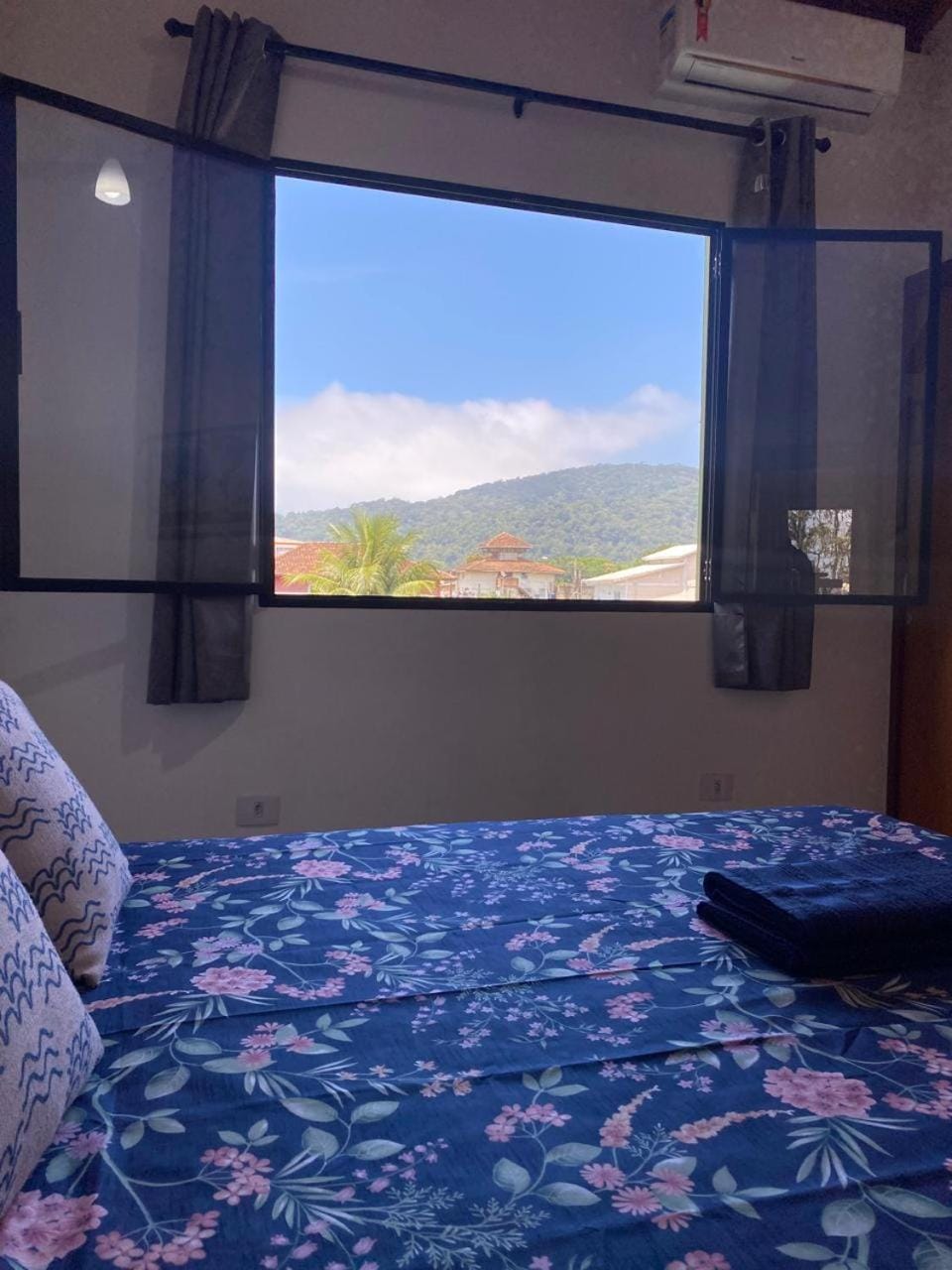 Bed, Bedroom, Mountain view