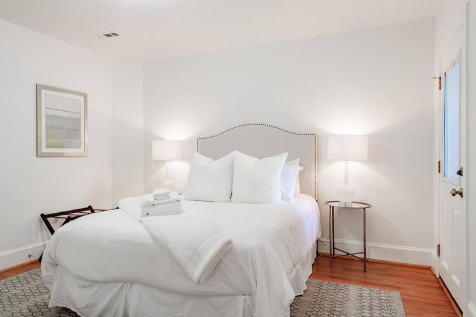 Quaint DC Private 1-BR Walk to METRO-rail subway Apartment in Capitol Hill