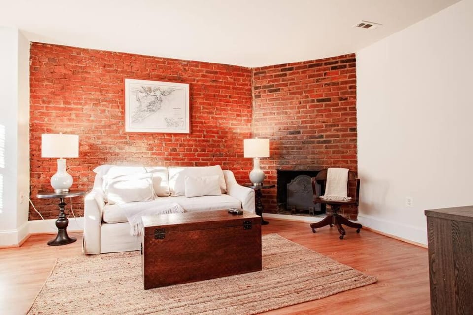 Quaint DC Private 1-BR Walk to METRO-rail subway Apartment in Capitol Hill