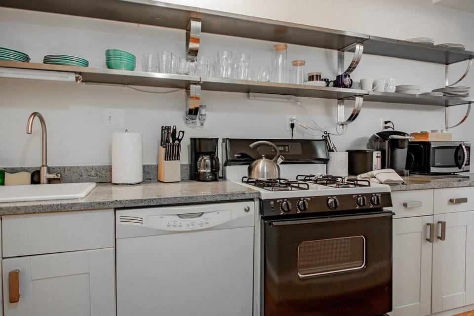 Quaint DC Private 1-BR Walk to METRO-rail subway Apartment in Capitol Hill