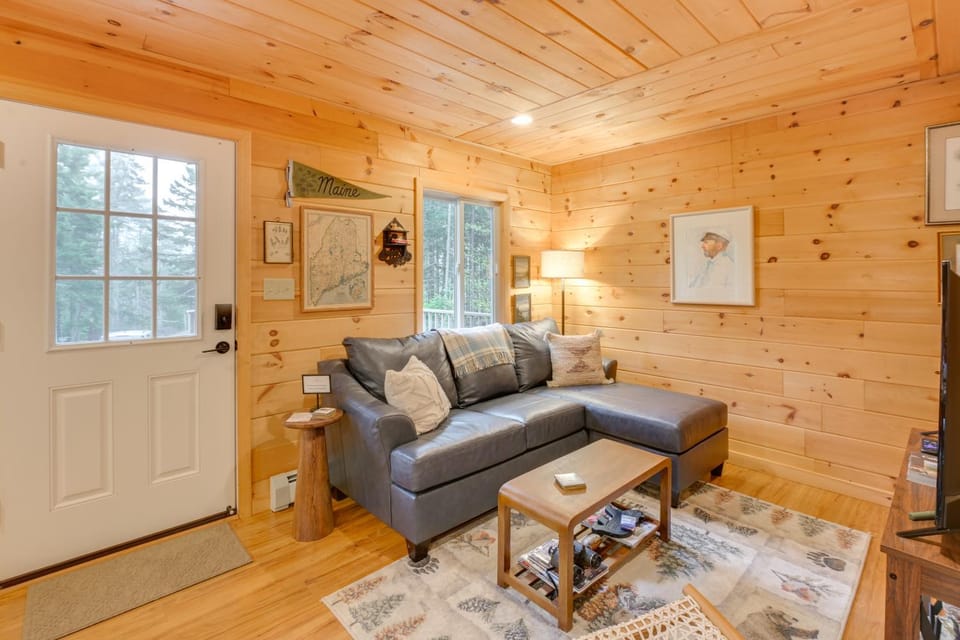 Cozy Acadia Area Cabin, Walk to Beach & Lighthouse Cabin in Winter Harbor