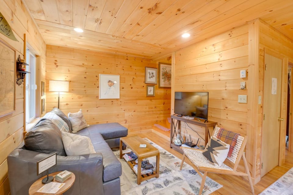 Cozy Acadia Area Cabin, Walk to Beach & Lighthouse Cabin in Winter Harbor