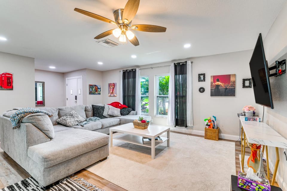 Disney Day Trips! Lakefront Home w/ Heated Pool House in Spring Hill