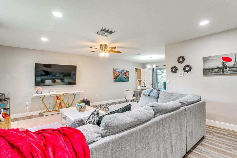 Disney Day Trips! Lakefront Home w/ Heated Pool House in Spring Hill