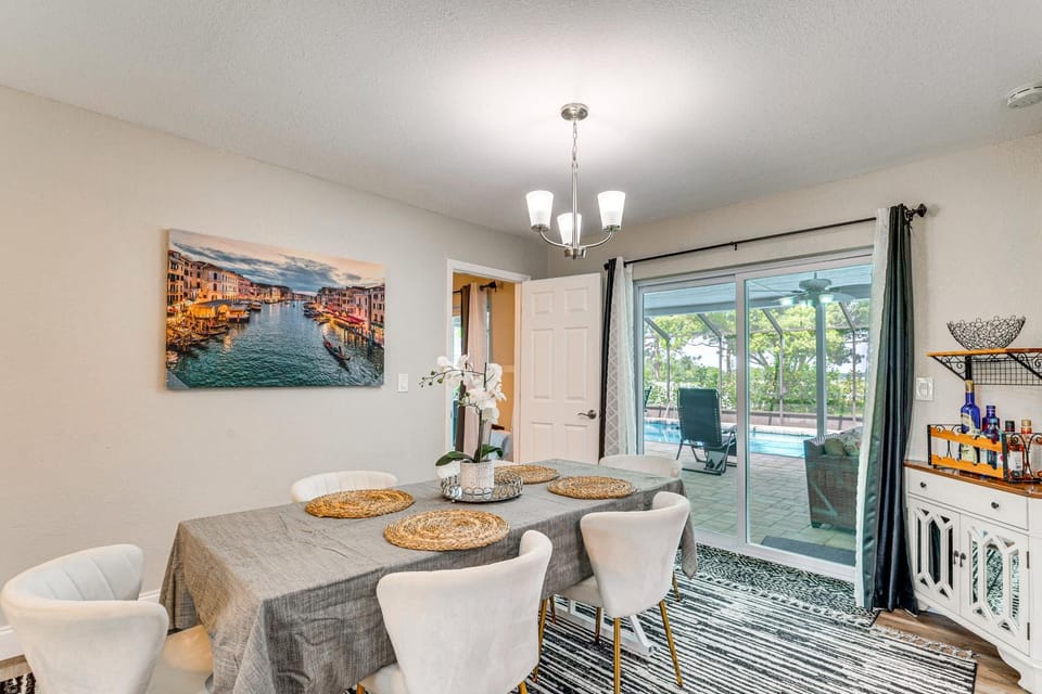 Disney Day Trips! Lakefront Home w/ Heated Pool House in Spring Hill