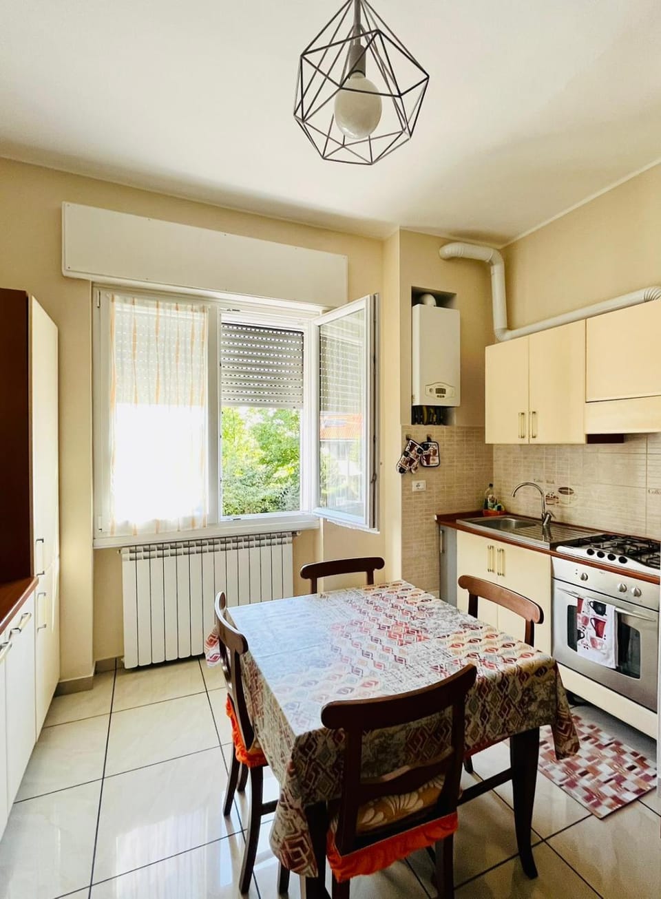 Kitchen or kitchenette, Living room, Dining area, oven, pet friendly, stove