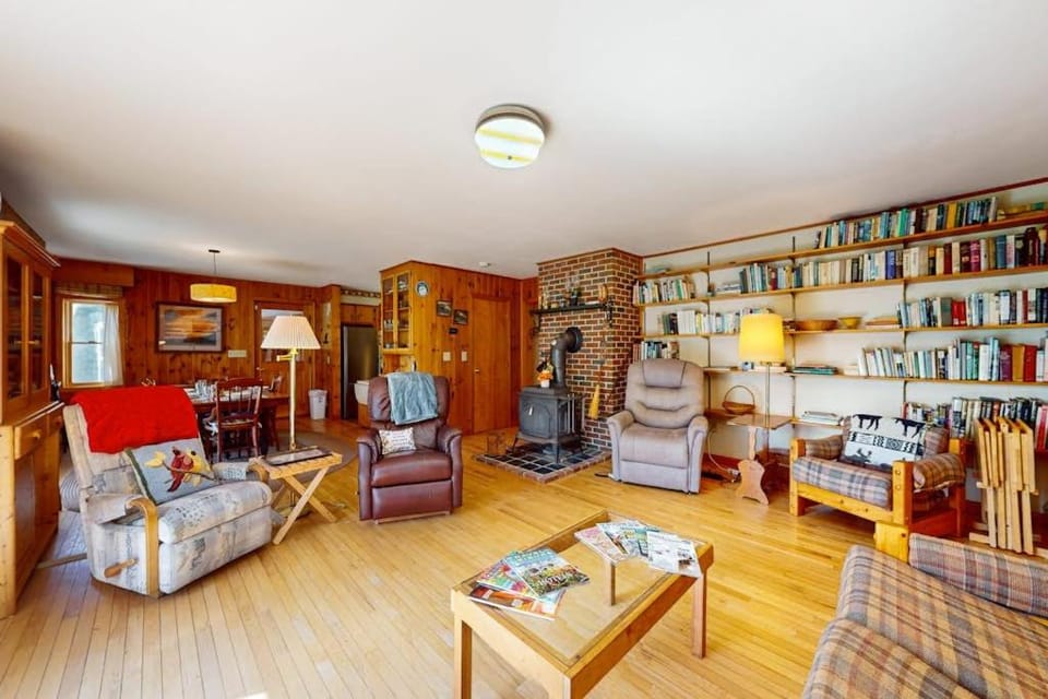 Library, Living room, Seating area