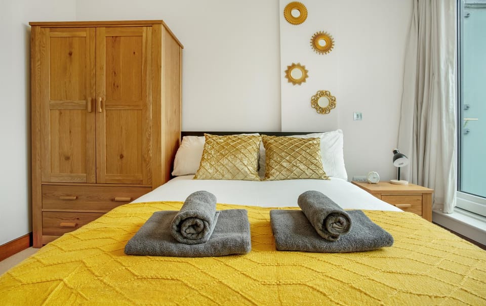 Bed, Bedroom, towels, wardrobe