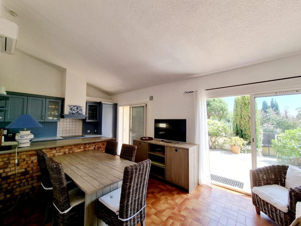Le Lavandou Pramousquier les lits faits location uniquement du samedi au samedi en juillet août et septembre Villa Entière Plage Accès Direct et Piscine Collective ouverte du 1er mai au 30 septembre Clim Wifi Villa in Le Lavandou