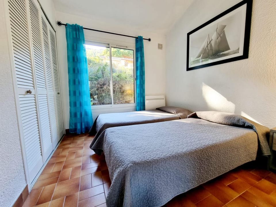 Le Lavandou Pramousquier les lits faits location uniquement du samedi au samedi en juillet août et septembre Villa Entière Plage Accès Direct et Piscine Collective ouverte du 1er mai au 30 septembre Clim Wifi Villa in Le Lavandou