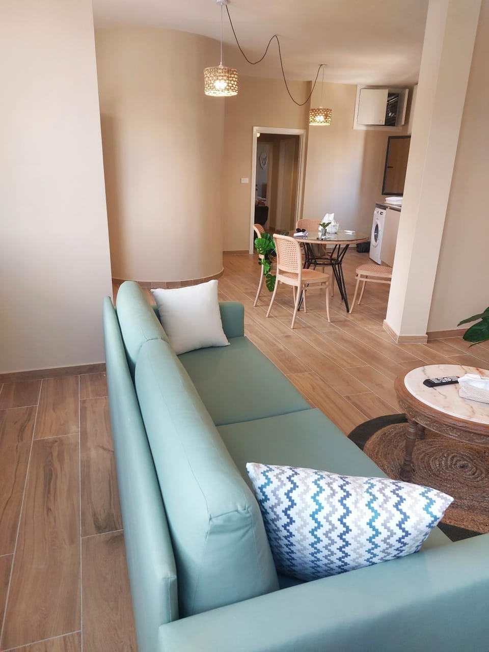 Living room, Seating area, Dining area, internet, internet