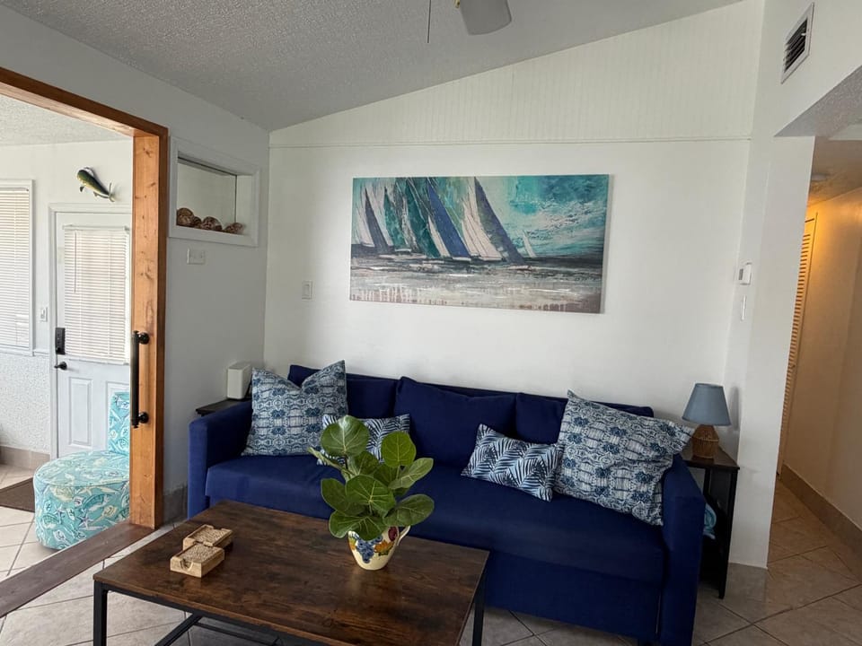 Blue Ocean Bungalow House in Marathon