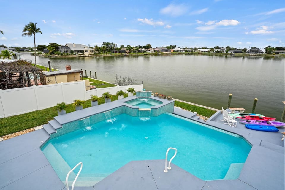 Natural landscape, Bird's eye view, Hot Tub, Lake view, Pool view, Swimming pool, Swimming pool, sunbed