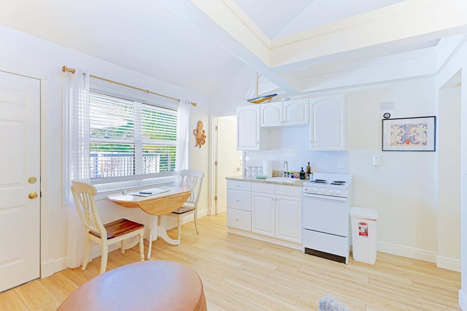 Newly Remodeled Apt! Key-West Victorian with beach access, to Siesta Key Beach! Apartment in Florida