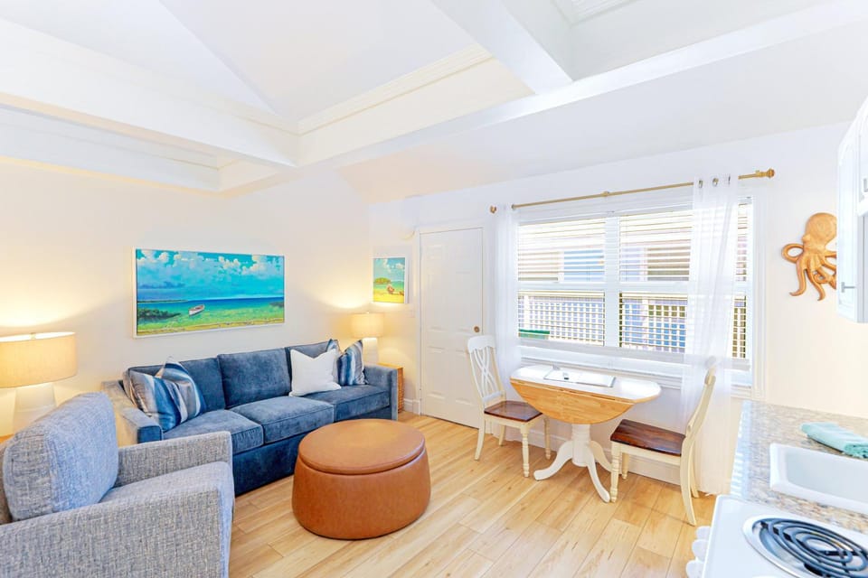 Newly Remodeled Apt! Key-West Victorian with beach access, to Siesta Key Beach! Apartment in Florida