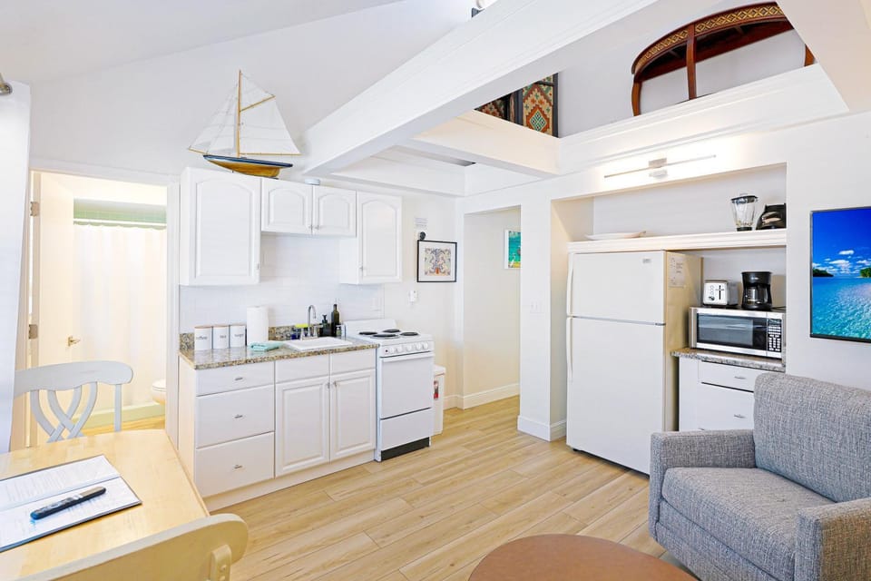 Newly Remodeled Apt! Key-West Victorian with beach access, to Siesta Key Beach! Apartment in Florida