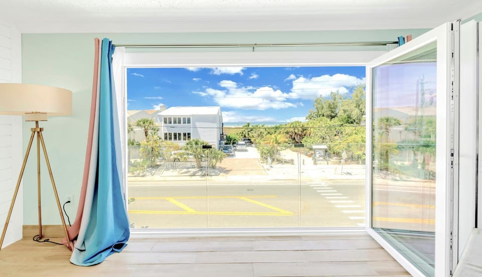 Oceanview, in Village, 20-steps to Path of Best Beach, Tiki-Bar, Free Bikes and Paddle-boards! Apartment in Siesta Beach
