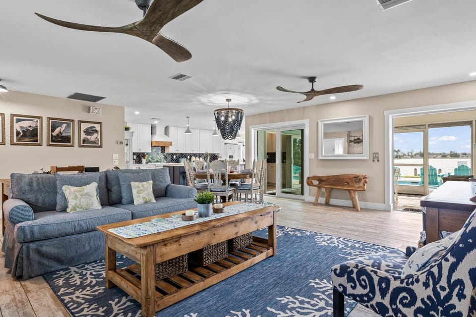 TV and multimedia, Seating area, Lake view, Pool view, Swimming pool, kitchen