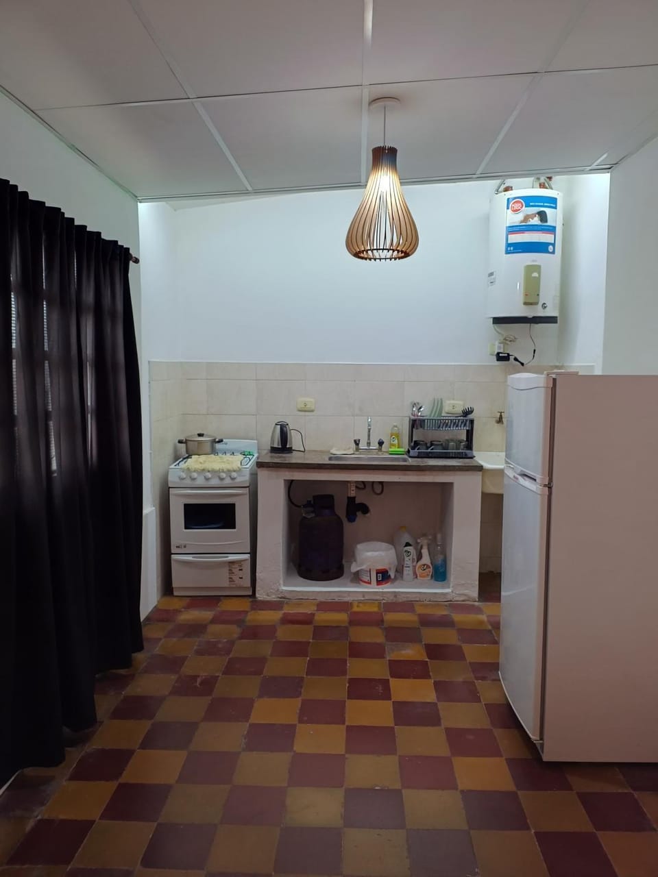 Kitchen or kitchenette, dishwasher, oven
