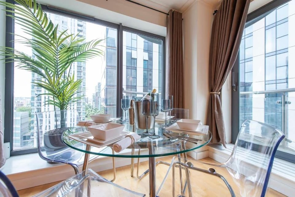 Canary Wharf - Chic 2 Bed - Free parking, Sleeps 4 Apartment in London
