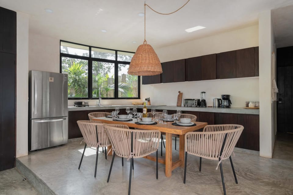 Coffee/tea facilities, Kitchen or kitchenette, Dining area, stove, toaster
