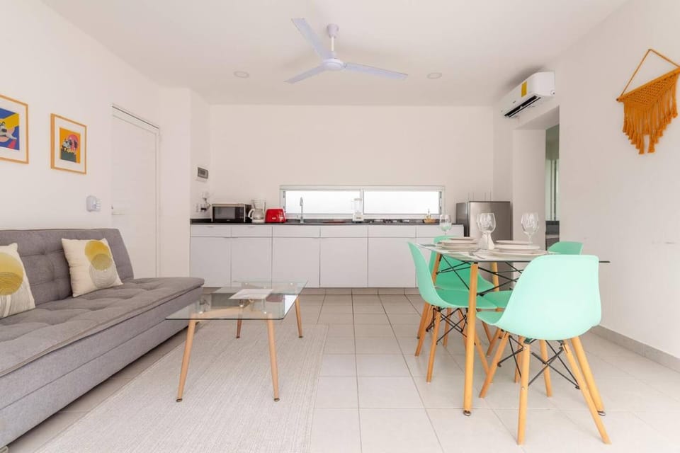 Coffee/tea facilities, Kitchen or kitchenette, Living room, Seating area, Dining area