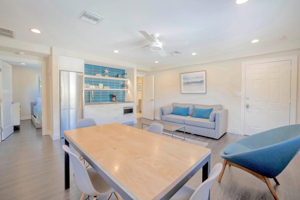Oceanside! Free Bikes & Paddle-boards, in Village! Apartment in Siesta Beach