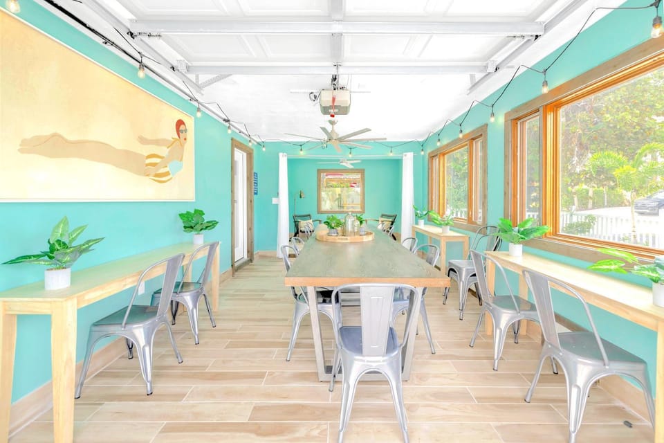 Oceanside! Free Bikes & Paddle-boards, in Village! Apartment in Siesta Beach