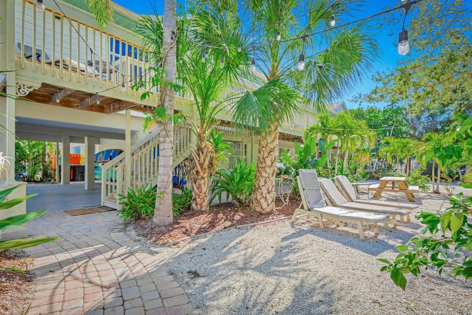 Newly remodeled 8-steps to sand path of Beach! Apartment in Florida