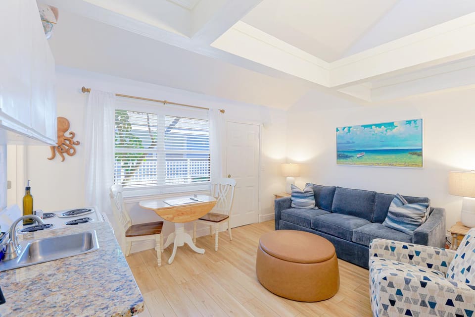 Newly remodeled 8-steps to sand path of Beach! Apartment in Florida