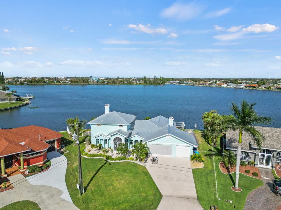 Property building, Day, Natural landscape, Bird's eye view, Aqua park, Lake view, Parking