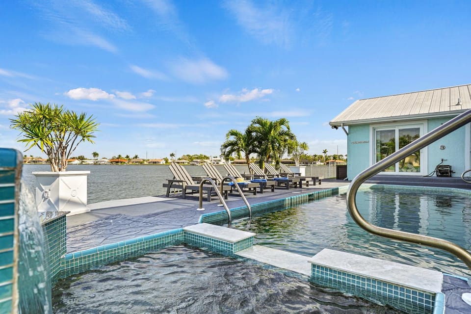 Natural landscape, Hot Tub, View (from property/room), Balcony/Terrace, Balcony/Terrace, Pool view, Swimming pool, Swimming pool, sunbed