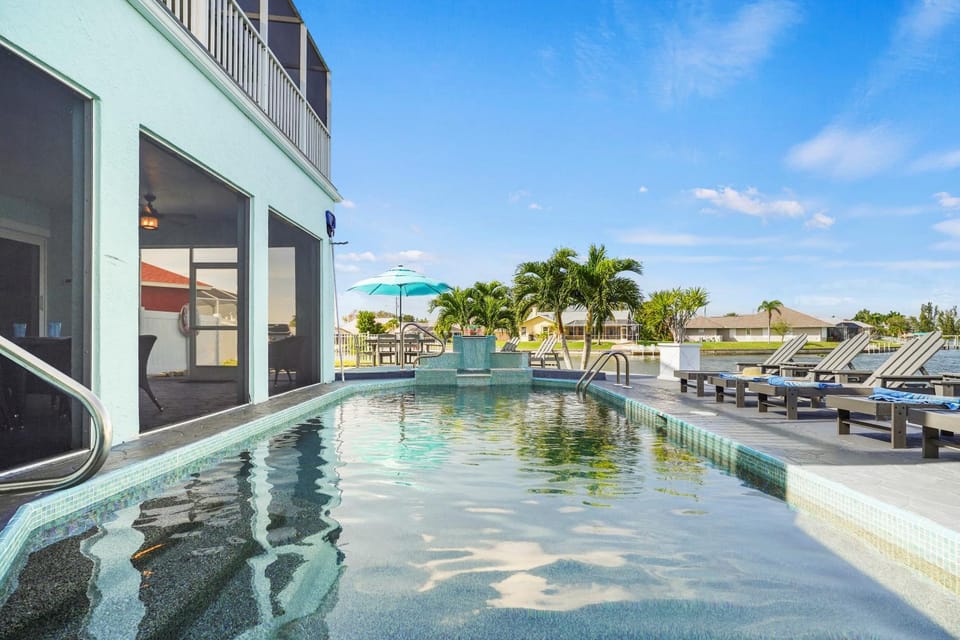 Property building, Natural landscape, Spa and wellness centre/facilities, Pool view, Swimming pool, Swimming pool, sunbed