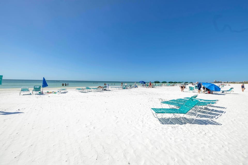 New Listing! Bayside Unit, Balcony, Private Beach! Apartment in Siesta Beach