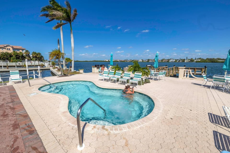 New Listing! Bayside Unit, Balcony, Private Beach! Apartment in Siesta Beach
