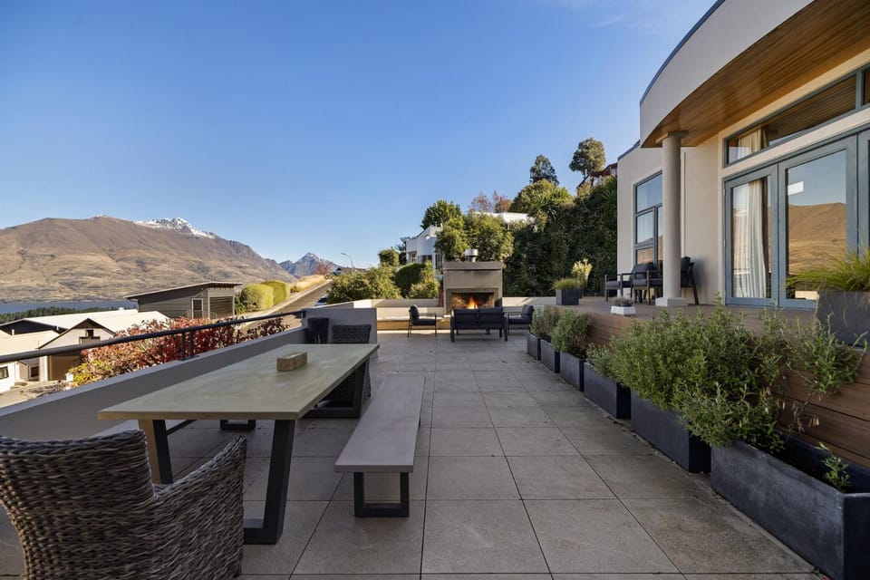 Picturesque on Peregrine - close to town with views House in Queenstown