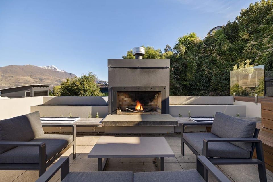 Picturesque on Peregrine - close to town with views House in Queenstown