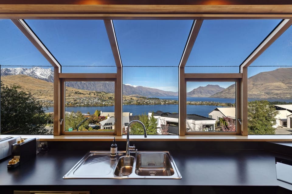 Picturesque on Peregrine - close to town with views House in Queenstown