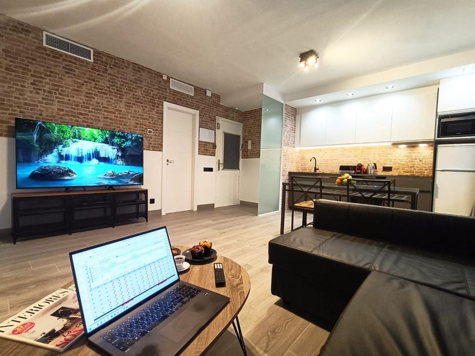 TV and multimedia, Kitchen or kitchenette, Living room