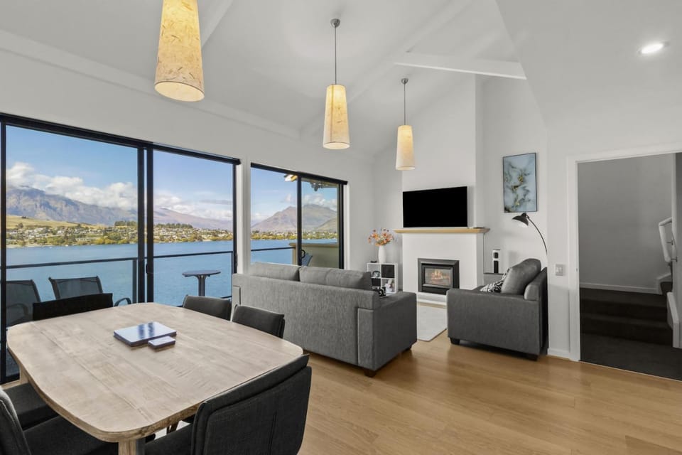 Lakeside Landing - lakefront and walk to town Apartment in Queenstown